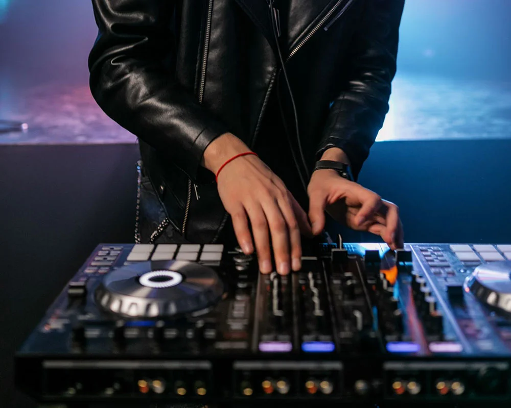 The Art of Sampling in DJing
