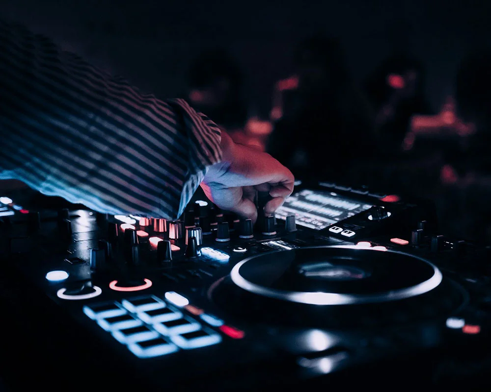 Understanding the Basics of Sampling and Looping in DJing
